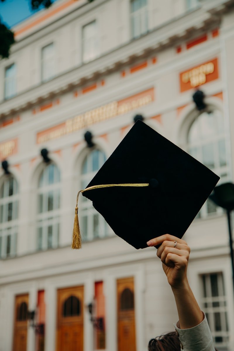 Grupo diverso de graduados adultos con toga